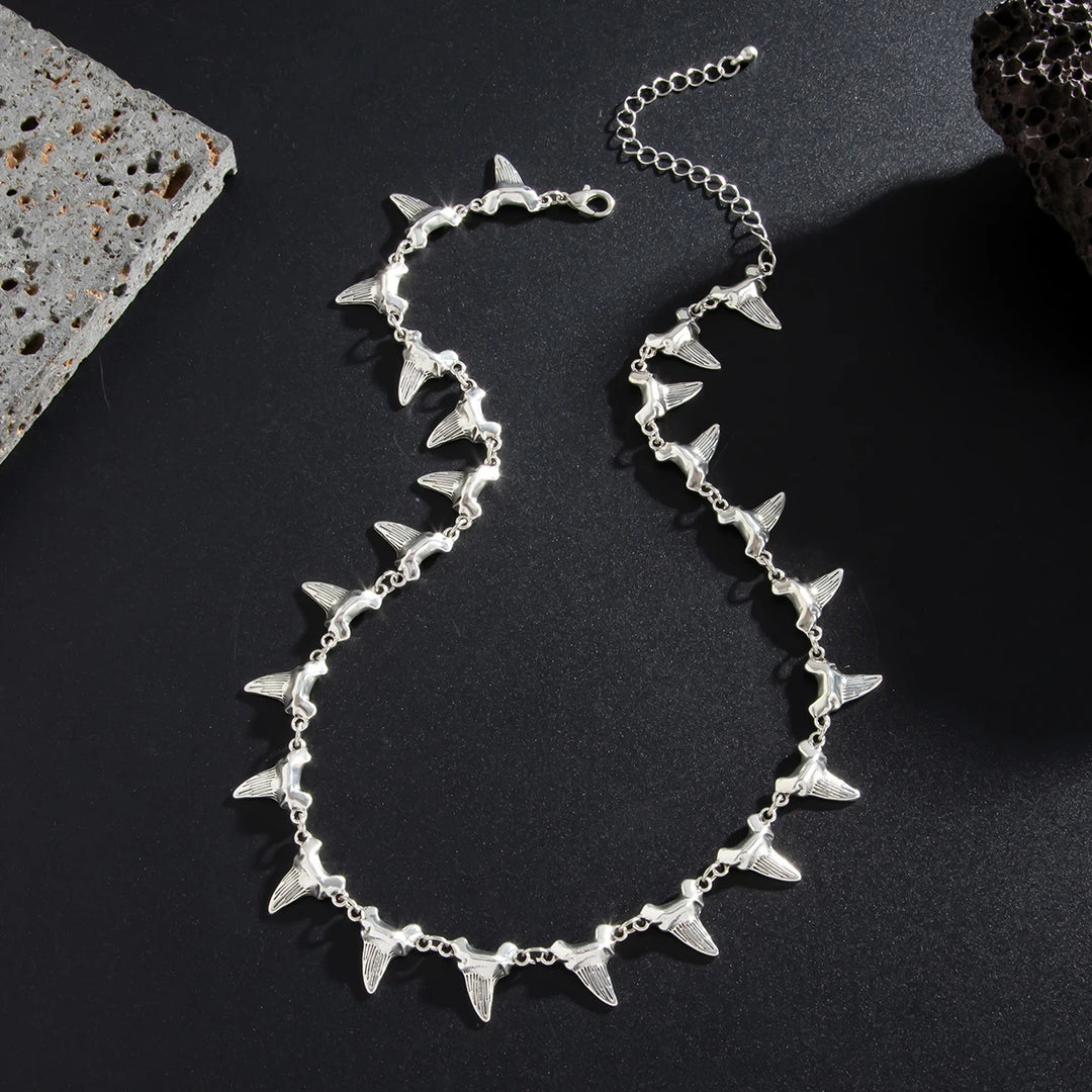 Luth Noir Necklace