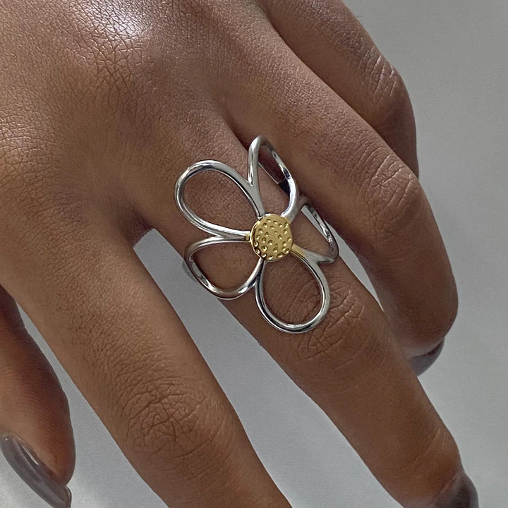 Solbloom Silver Petal Ring
