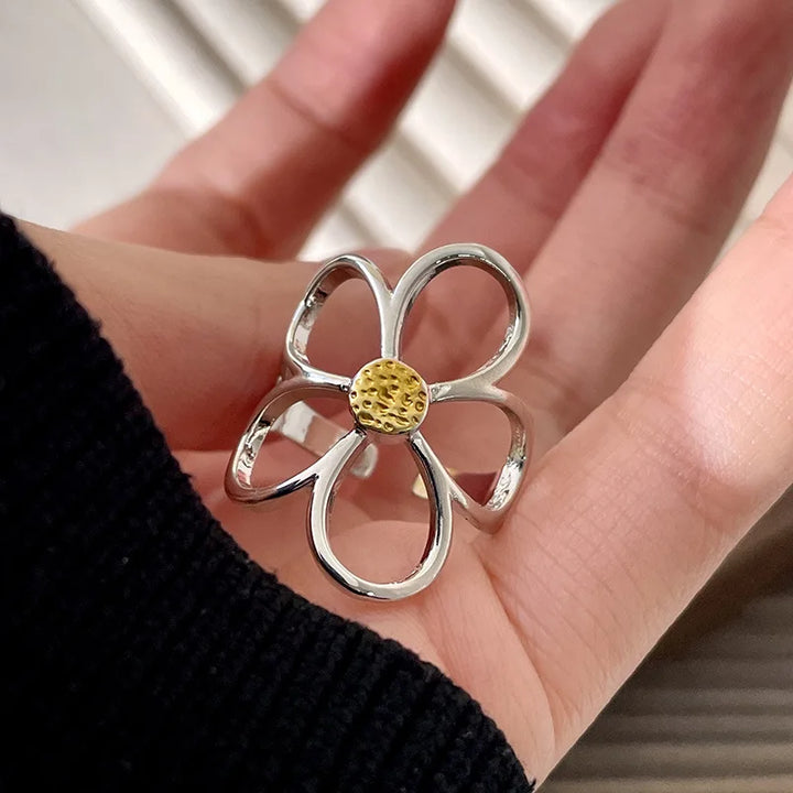 Solbloom Silver Petal Ring