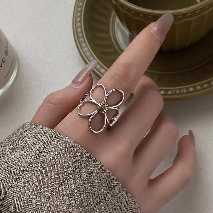 Solbloom Silver Petal Ring