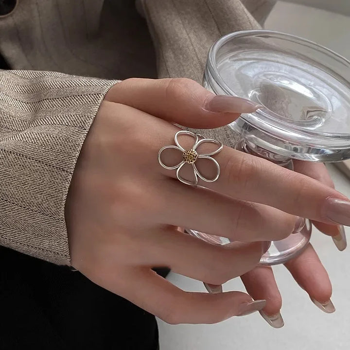 Solbloom Silver Petal Ring