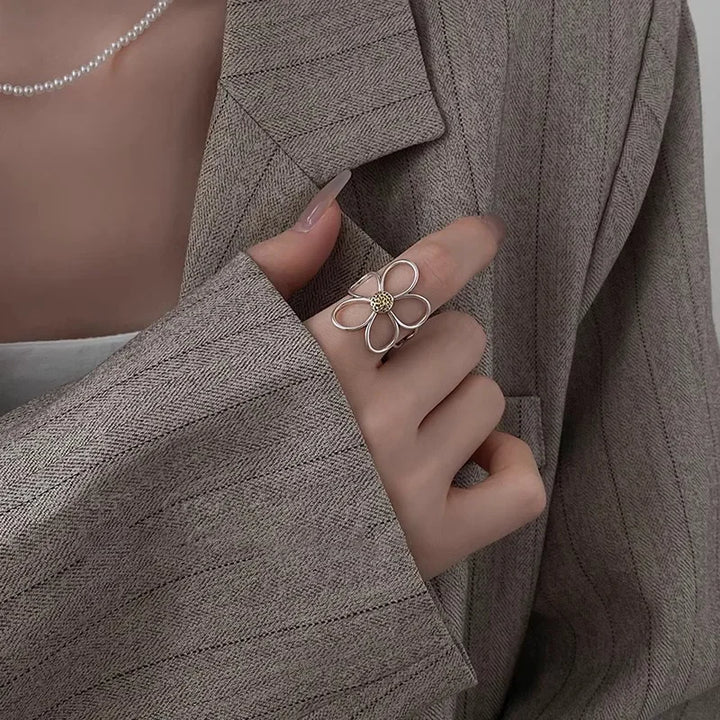 Solbloom Silver Petal Ring