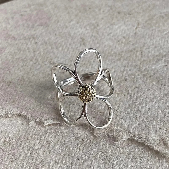 Solbloom Silver Petal Ring