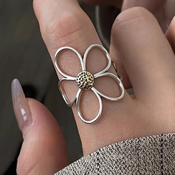 Solbloom Silver Petal Ring
